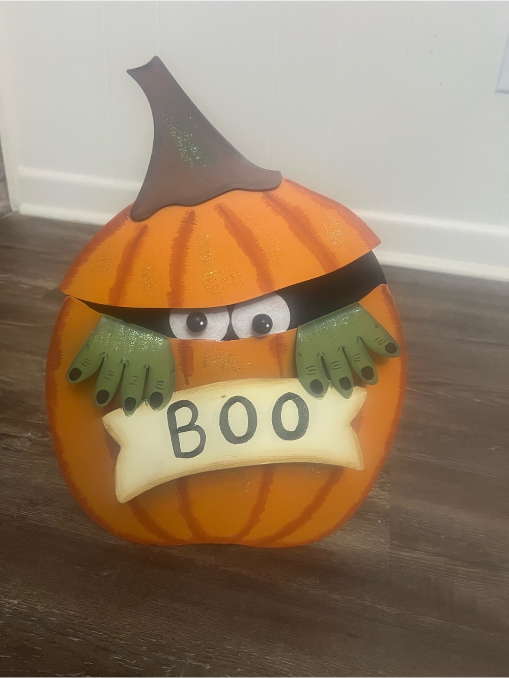 Festive Pumpkin 'Boo' Wall Decor – Orange and Green Halloween Accent